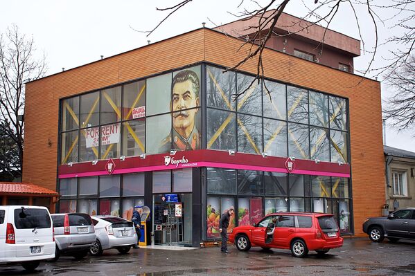 А так выглядит фасад одного из супермаркетов в городе Гори - Sputnik Грузия
