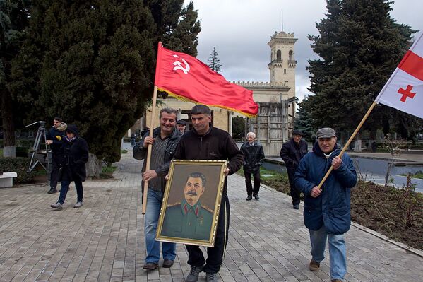 После траурного митинга у дома-музея участники акции двинулись шествием по улицам Гори - Sputnik Грузия