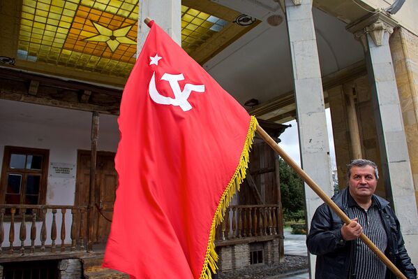 Людей собралось немного - до 15 человек. Часть из них держали в руках портреты Сталина, а также Красное знамя - символ СССР - Sputnik Грузия