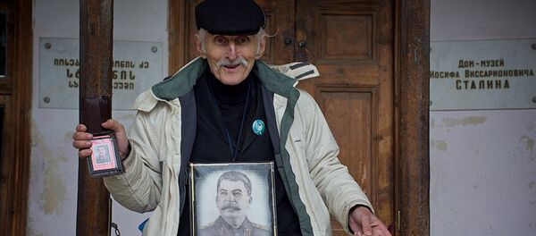 Сталинисты и представители Единой компартии проводят акцию в память Сталина Сталинисты и представители Единой компартии проводят акцию в память Сталина - Sputnik Грузия