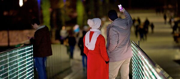 Туристы снимают селфи на мосту Мира в столице Грузии - Sputnik Грузия