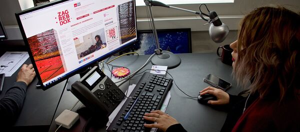 Девушка смотрит сайт кинофестиваля в Загребе Девушка смотрит сайт кинофестиваля в Загребе - Sputnik Грузия