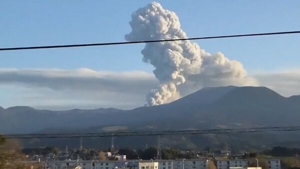 Вулкан в Японии выбросил столб пепла высотой свыше 2 километров - Sputnik Грузия