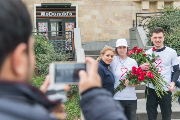 Участники фестиваля дарили прохожим в центре Тбилиси цветы и поздравляли с Международным женским днем - Sputnik Грузия