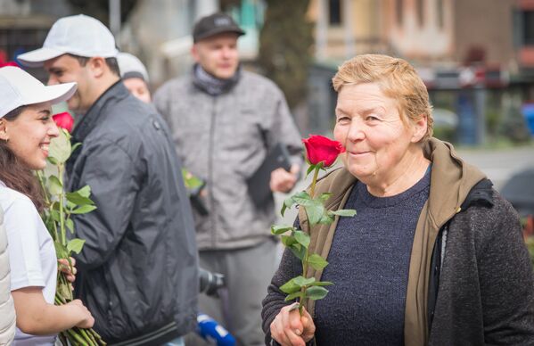 Студенты устроили жительницам Тбилиси настоящий праздник - женщины радовались и улыбались, получая цветы и поздравления - Sputnik Грузия