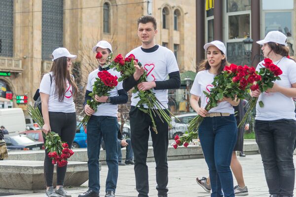 Акцию поддержали и в Батуми - там 10 активистов подарили женщинам 50 праздничных букетов, поздравив их с Международным женским днем - Sputnik Грузия