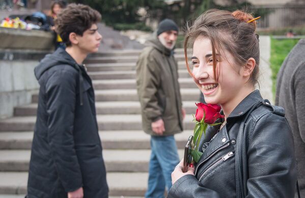 Молодежная инициатива оказалась успешной, подарив много радостных эмоций женщинам в их праздник - Sputnik Грузия