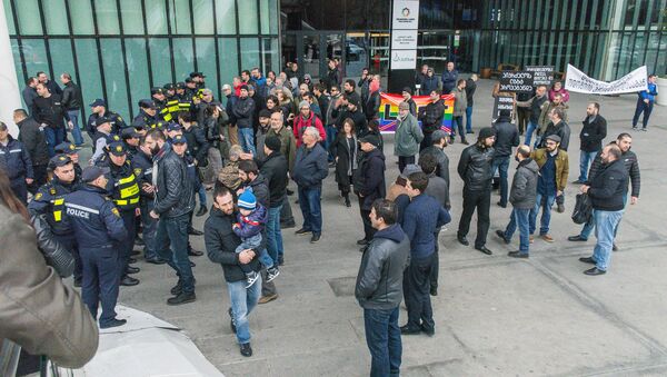 Шумное 8 Марта в Тбилиси: без цветов и с флагами ЛГБТ - Sputnik Грузия