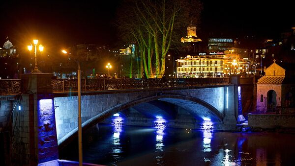 Ночной вид на Метехский мост в Тбилиси - Sputnik Грузия