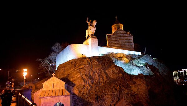 Ночной вид на Метехскую церковь и памятник Вахтангу Горгасали в Тбилиси - Sputnik Грузия