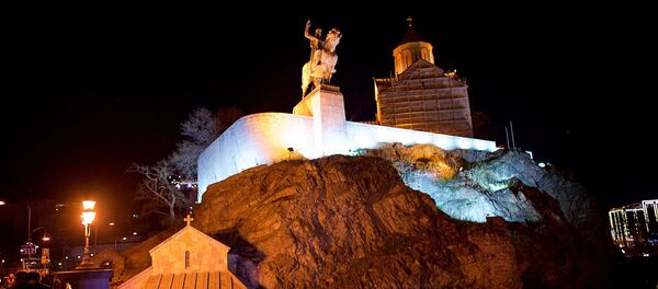 Ночной вид на Метехскую церковь и памятник Вахтангу Горгасали в Тбилиси Ночной вид на Метехскую церковь и памятник Вахтангу Горгасали в Тбилиси - Sputnik Грузия