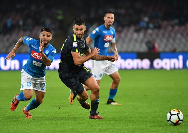 Нападающий Наполи Лоренцо Инсинье сражается за мяч с полузащитником Интер Антонио Кандрева во время матча итальянской серии А на стадионе Сан-Паулу в Неаполе, октябрь 2017 года - Sputnik Грузия