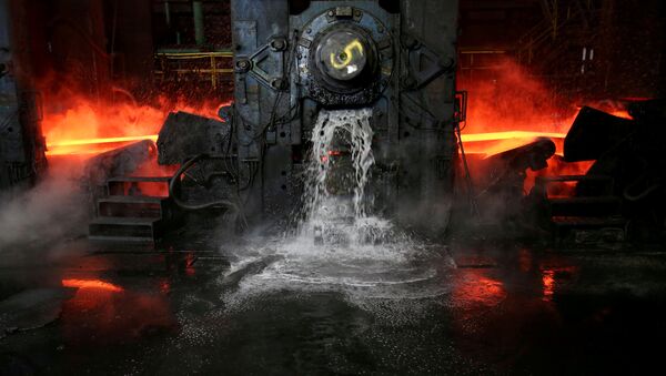 Охлаждение стальной плиты с помощью воды на сталелитейном заводе Новолипецкий металлургический комбинат в Фаррелле, Пенсильвания, США - Sputnik Грузия