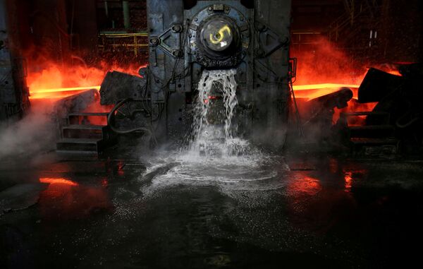Охлаждение стальной плиты с помощью воды на сталелитейном заводе Новолипецкий металлургический комбинат в Фаррелле, Пенсильвания, США - Sputnik Грузия