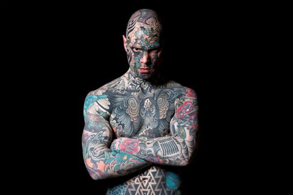 Сильвен, школьный учитель и модель из Франции, позирует фотографу на тату-шоу Le Mondial du Tatouage в Париже, Франция - Sputnik Грузия