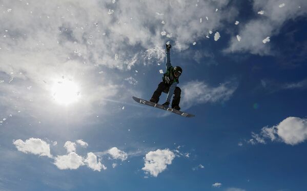 Показательные выступления спортсменов на фестивале фристайла и горнолыжного спорта на горнолыжном курорте Шымбулак близ Алматы, Казахстан - Sputnik Грузия