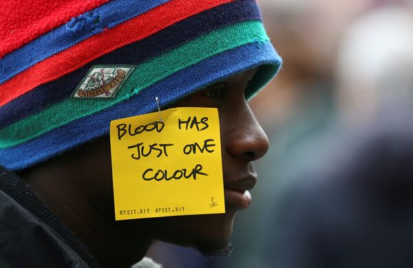 Один из участников акции против расизма и в поддержку Иди Диена, сенегальского уличного торговца, который был убит итальянцем во Флоренции, Италия - Sputnik Грузия