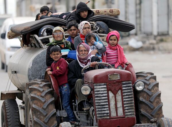 Жители деревни Халди в восточной части Африна, Сирия, покидают населенный пункт, захваченный сирийскими формированиями Free Syrian Army fighters, которых поддерживает турецкая сторона - Sputnik Грузия