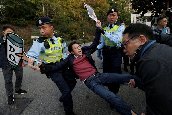 Полиция задерживает одного из участников акции протеста против дисквалификации законодателей перед тем, как глава администрации Гонконга Кэрри Лам должен прибыть на голосование во время выборов в местный законодательный совет - Sputnik Грузия
