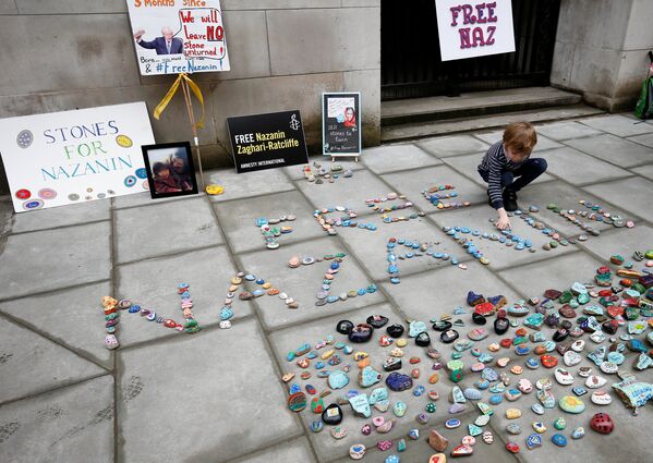 В Лондоне у здания МИД прошла акция протеста, в ходе которой ее участники разложили на тротуаре и у стен домов плакаты и камни с призывами освободить Назанина Загари-Ратклиффа, который находится в тюрьме в Иране - Sputnik Грузия