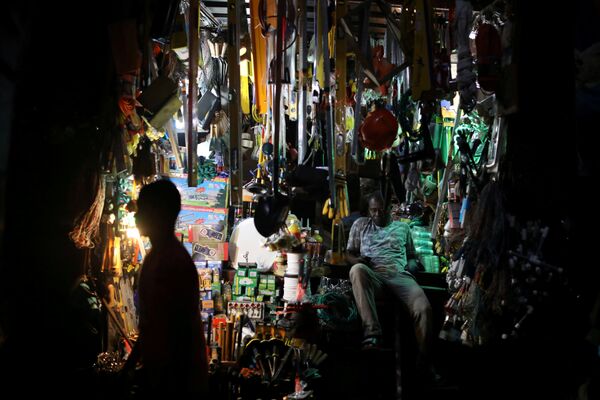 Продавец сидит внутри своей лавки среди многих подобных на улице Порт-о-Пренс, Гаити - Sputnik Грузия