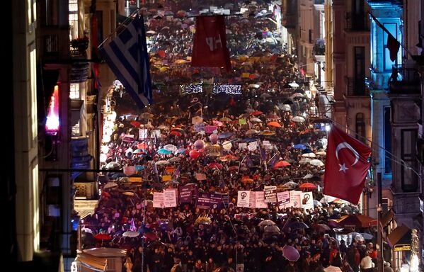 Многотысячный марш в поддержку женщин состоялся на главной торговой и пешеходной улице Истикляль в Стамбуле во время акции, приуроченной к Международному женскому дню - Sputnik Грузия
