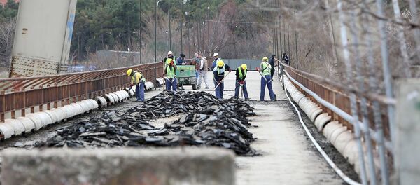 Ремонтные работы на пешеходном мосту в Тбилиси - Sputnik Грузия