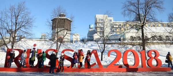 Школьники у инсталляции Russia 2018 в Екатеринбурге - Sputnik Грузия