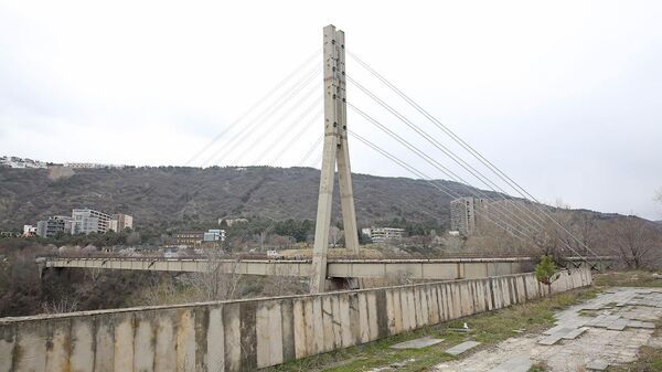 Пешеходный мост, соединяющий Багеби и высотный корпус ТГУ - Sputnik Грузия