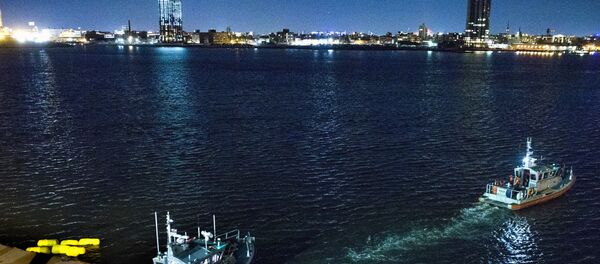 Полиция и спасатели ведут розыски пострадавших на месте падения вертолета в Нью-Йорке, США - Sputnik Грузия