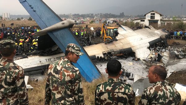 Спасатели работают среди обломков самолета изображены в аэропорту Катманду, Непал - Sputnik Грузия