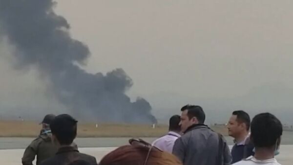 Очевидцы сняли видео на месте падения пассажирского самолета в Непале - Sputnik Грузия