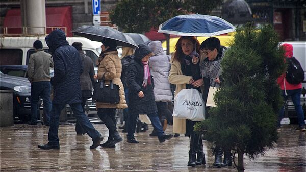 Люди идут по улице в дождь - Sputnik Грузия