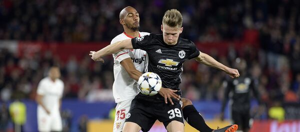 Матч между футбольными клубами Manchester United и Sevilla во время 1/16 финала Лиги чемпионов УЕФА. На фото - полузащитник Манчестера Скотт МакТоминей борется за мяч с полузащитником Севильи Стивеном Н'Зонци - Sputnik Грузия