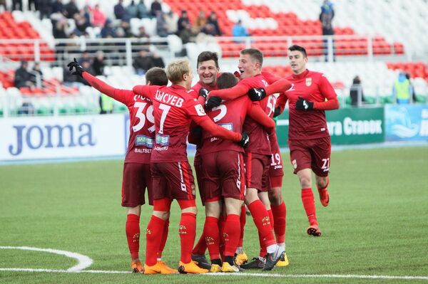 Футбол. РФПЛ. Матч Уфа - Анжи. Табидзе поздравляет Йокича с забитым голом - Sputnik Грузия