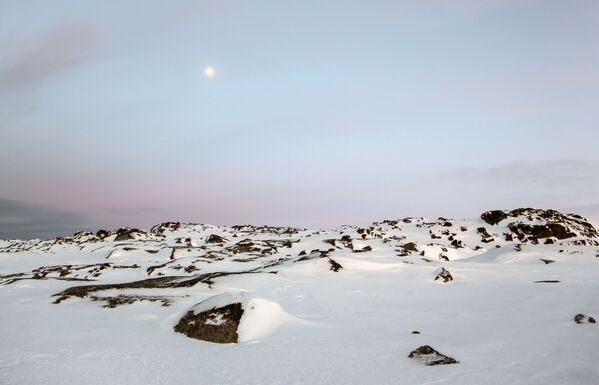 Арктика, наряду с горными ледниками, является одним из самых уязвимых регионов мира для глобального потепления. На фото - солнце поднимается над каменистым берегом Териберской губы Кольского полуострова в Мурманской области - Sputnik Грузия
