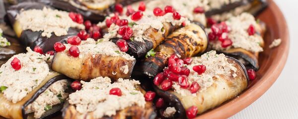 Блюда грузинской кухни, баклажаны с грецкими орехами - Sputnik Грузия