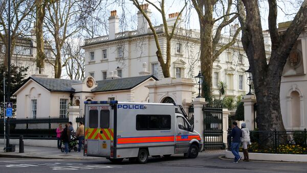 Машина британской полиции у здания посольства России в Лондоне - Sputnik Грузия