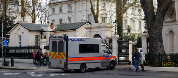 Машина британской полиции у здания посольства России в Лондоне - Sputnik Грузия