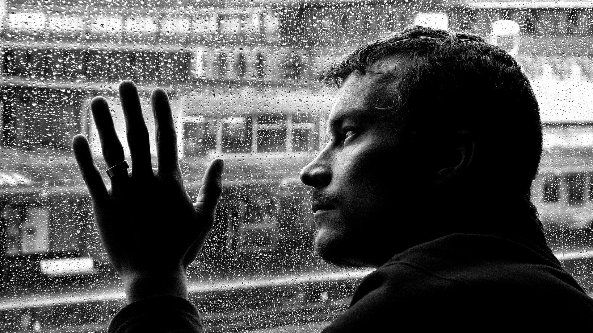ნაღვლიანი მამაკაცი ნაწვიმარი ფანჯრის ფონზე - Sputnik საქართველო, 1920, 09.02.2023