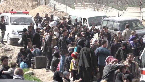 Как тысячи мирных сирийцев покидали Восточную Гуту - Sputnik Грузия