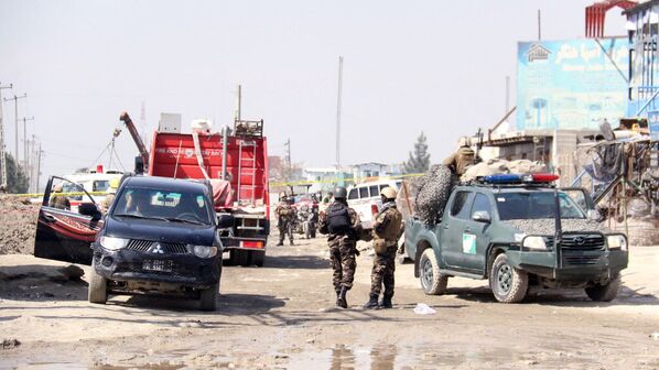 Афганские силовики ведут расследование случившегося. Дорога к месту, где был совершен теракт, была перекрыта силами правопорядка - Sputnik Грузия