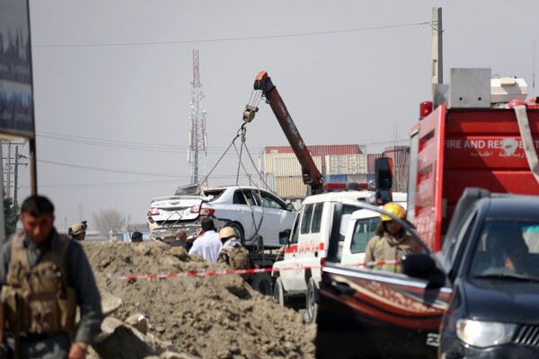 Силовики и представители городских служб Кабула ликвидируют последствия теракта, разбирая завалы и увозя с улиц поврежденные автомобили - Sputnik Грузия