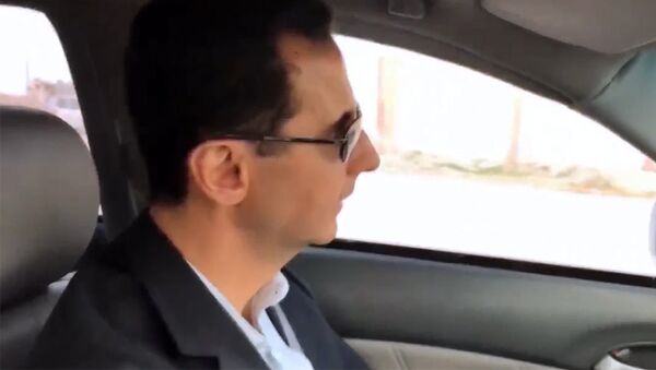 Асад на машине проехал по освобожденным районaм Восточной Гуты - Sputnik Грузия