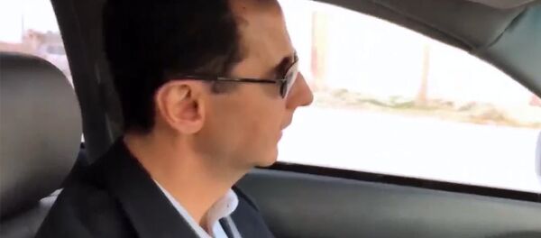 Асад на машине проехал по освобожденным районaм Восточной Гуты - Sputnik Грузия