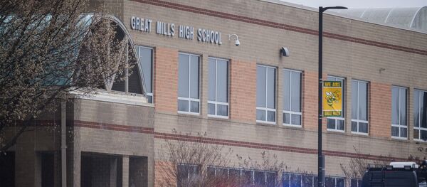 Полицейские машины у здания школы в штате Мэриленд, где произошла стрельба Полицейские машины у здания школы в штате Мэриленд, где произошла стрельба - Sputnik Грузия