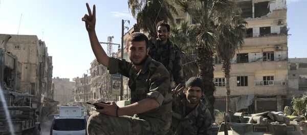 Мирные жители в освобожденном населенном пункте Кафр-Батна в восточной Гуте - Sputnik Грузия