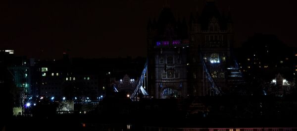 Башенный мост без прожектора во время Часа Земли Башенный мост без прожектора во время Часа Земли - Sputnik Грузия