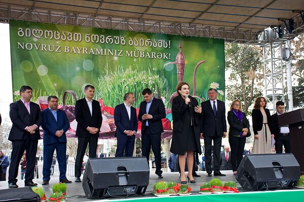 Представители правительства обратились с концертной сцены к жителям региона и всем, кто отмечает Новруз-байрамом, поздравив их с этим праздником - Sputnik Грузия
