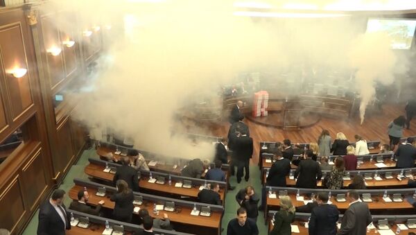 В парламенте Косовo распылили слезоточивый газ - Sputnik Грузия